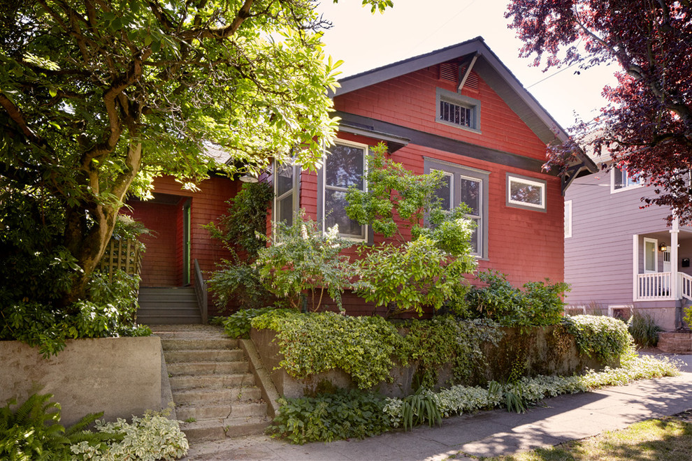 Источник вдохновения для домашнего уюта: маленький, одноэтажный, деревянный, красный частный загородный дом в стиле модернизм с двускатной крышей и крышей из гибкой черепицы для на участке и в саду
