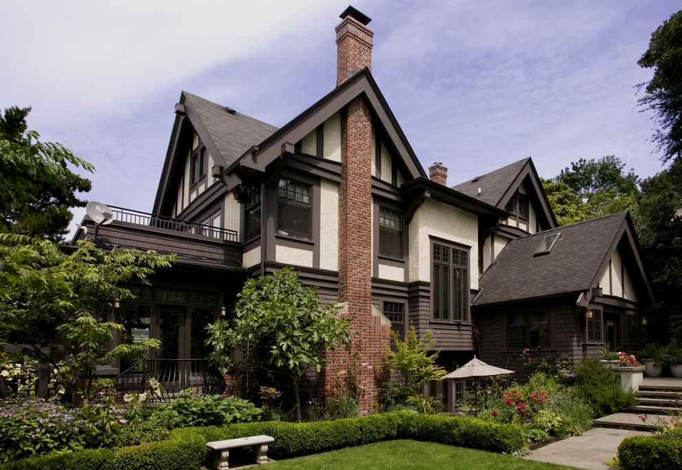 На фото: большой, трехэтажный, коричневый дом в классическом стиле