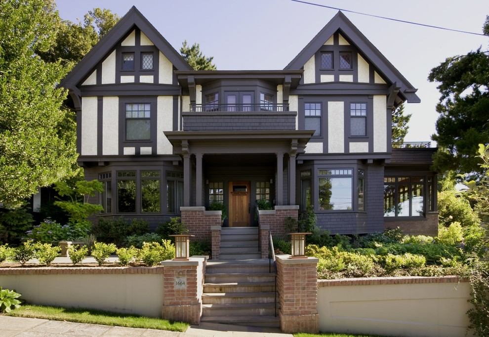 Идея дизайна: большой, трехэтажный, коричневый дом в стиле кантри с двускатной крышей