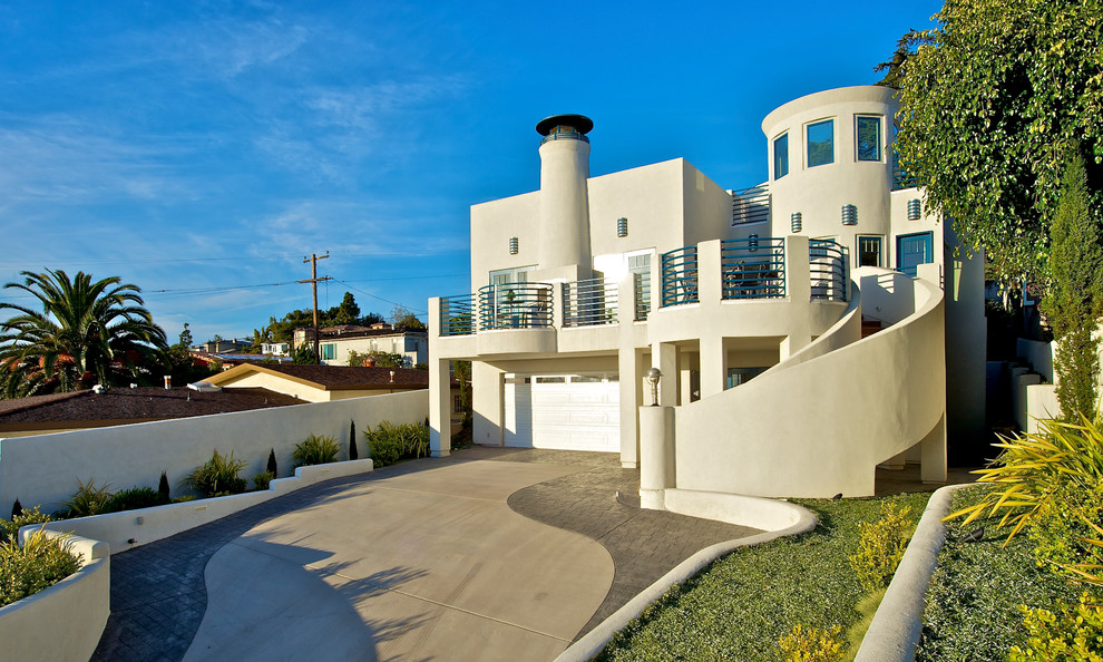 Großes, Zweistöckiges Modernes Einfamilienhaus mit Putzfassade, weißer Fassadenfarbe und Flachdach in San Diego