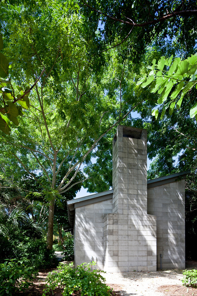 Idee per la facciata di una casa beige contemporanea a un piano di medie dimensioni con rivestimento in cemento