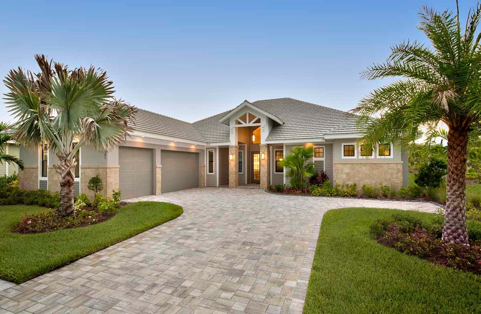 Mittelgroßes, Einstöckiges Maritimes Einfamilienhaus mit Mix-Fassade, grauer Fassadenfarbe, Walmdach und Schindeldach in Miami