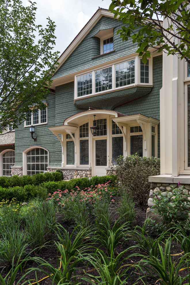 Geräumiges, Zweistöckiges Klassisches Haus mit Mix-Fassade, grüner Fassadenfarbe und Satteldach in Milwaukee