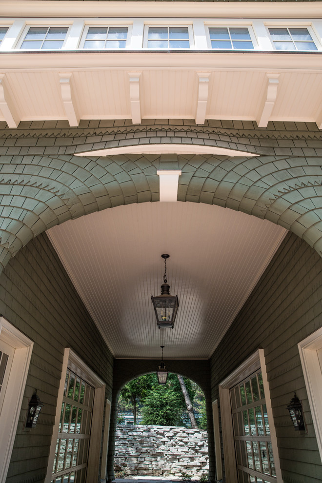 Geräumiges, Zweistöckiges Klassisches Haus mit Mix-Fassade, grüner Fassadenfarbe und Satteldach in Milwaukee