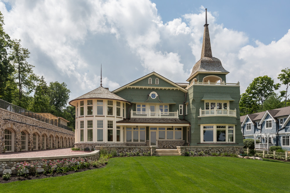 Geräumiges, Zweistöckiges Klassisches Haus mit Mix-Fassade, grüner Fassadenfarbe und Flachdach in Milwaukee