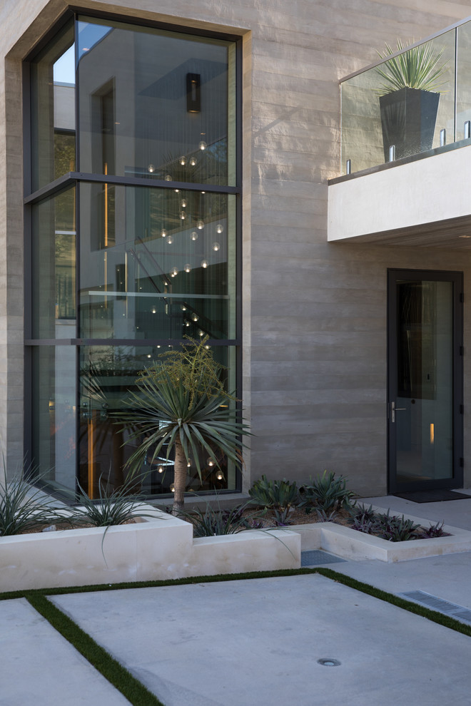 Geräumiges, Dreistöckiges Modernes Einfamilienhaus mit Mix-Fassade, bunter Fassadenfarbe und Flachdach in Los Angeles