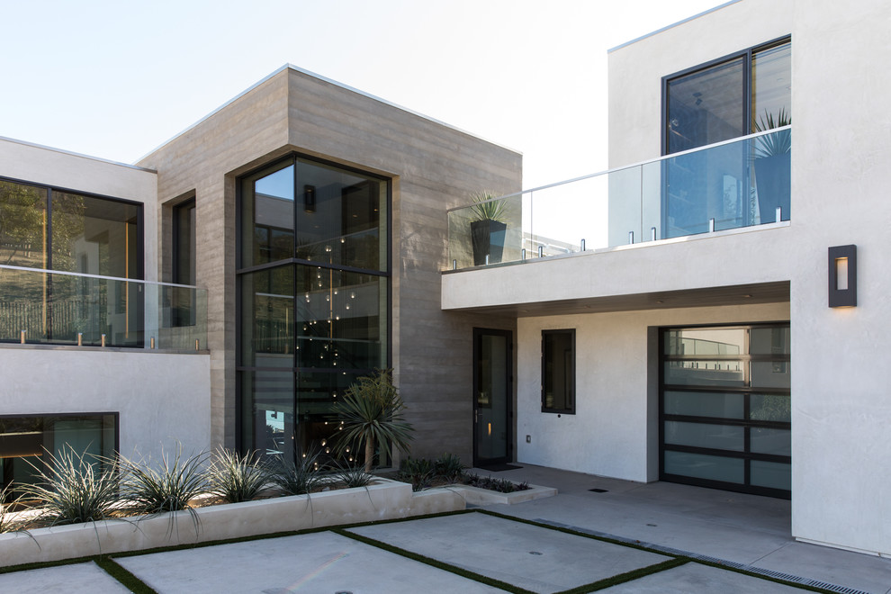 Geräumiges, Dreistöckiges Modernes Einfamilienhaus mit Mix-Fassade, bunter Fassadenfarbe und Flachdach in Los Angeles