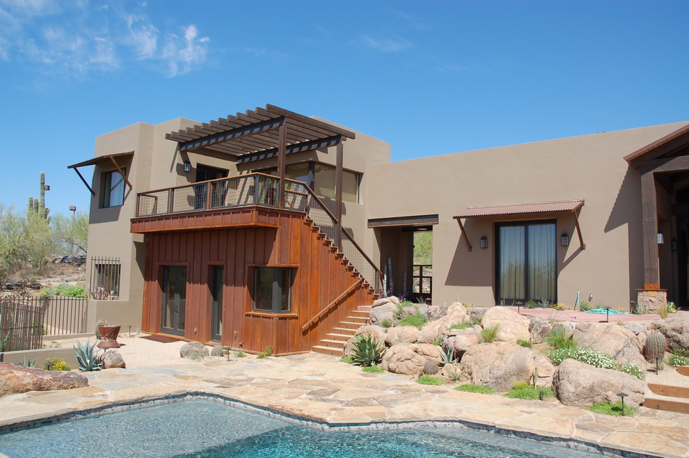 Mediterranes Haus mit Metallfassade und Flachdach in Phoenix