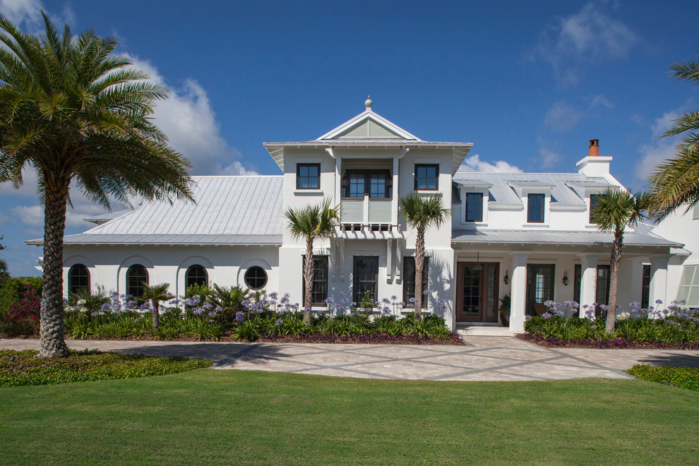 Diseño de fachada de casa blanca exótica grande de dos plantas con revestimiento de estuco