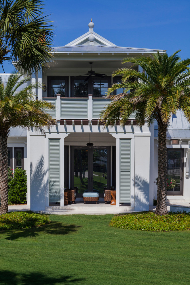 Diseño de fachada de casa blanca tropical grande de dos plantas con revestimiento de estuco