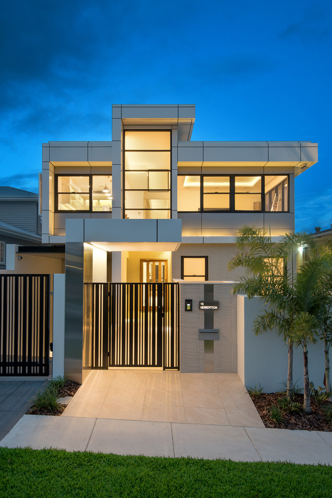 Идея дизайна: огромный, трехэтажный, белый частный загородный дом в стиле модернизм с облицовкой из металла, плоской крышей и металлической крышей