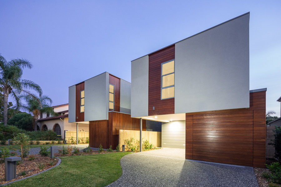 Diseño de fachada gris moderna de tamaño medio de dos plantas con revestimiento de hormigón