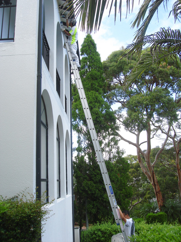 Großes, Dreistöckiges Mediterranes Einfamilienhaus mit Betonfassade und weißer Fassadenfarbe in Sydney
