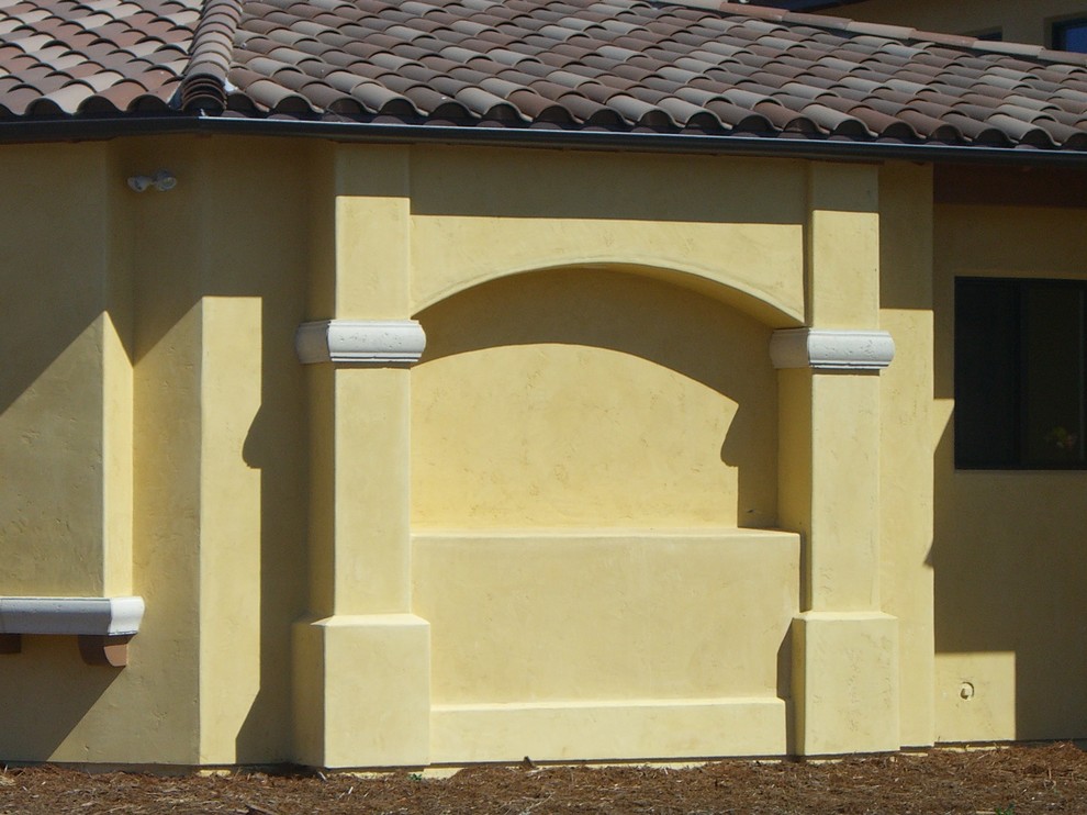 サンルイスオビスポにある巨大なサンタフェスタイルのおしゃれな家の外観 (漆喰サイディング、黄色い外壁) の写真
