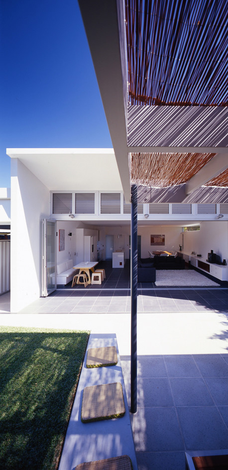 Modernes Haus mit weißer Fassadenfarbe in Sydney