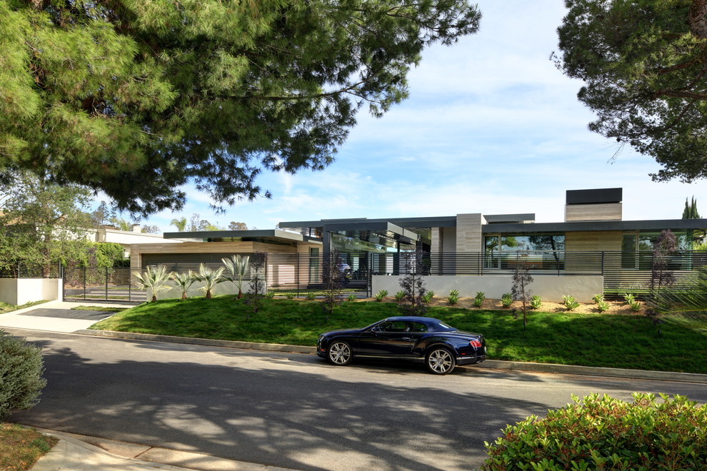 Large and beige modern bungalow detached house in Los Angeles with wood cladding and a flat roof.