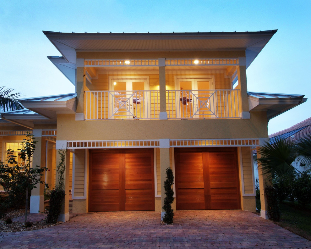 Esempio della facciata di una casa beige stile marinaro a piani sfalsati con rivestimento in vinile