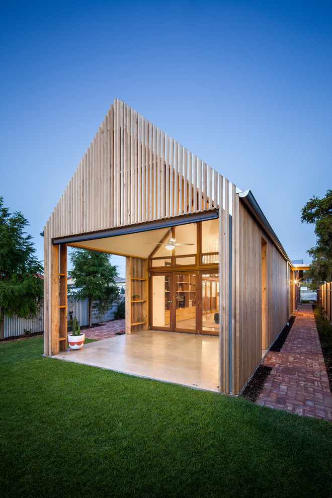 Idées déco pour une façade de maison beige scandinave en bois de plain-pied avec un toit à deux pans.