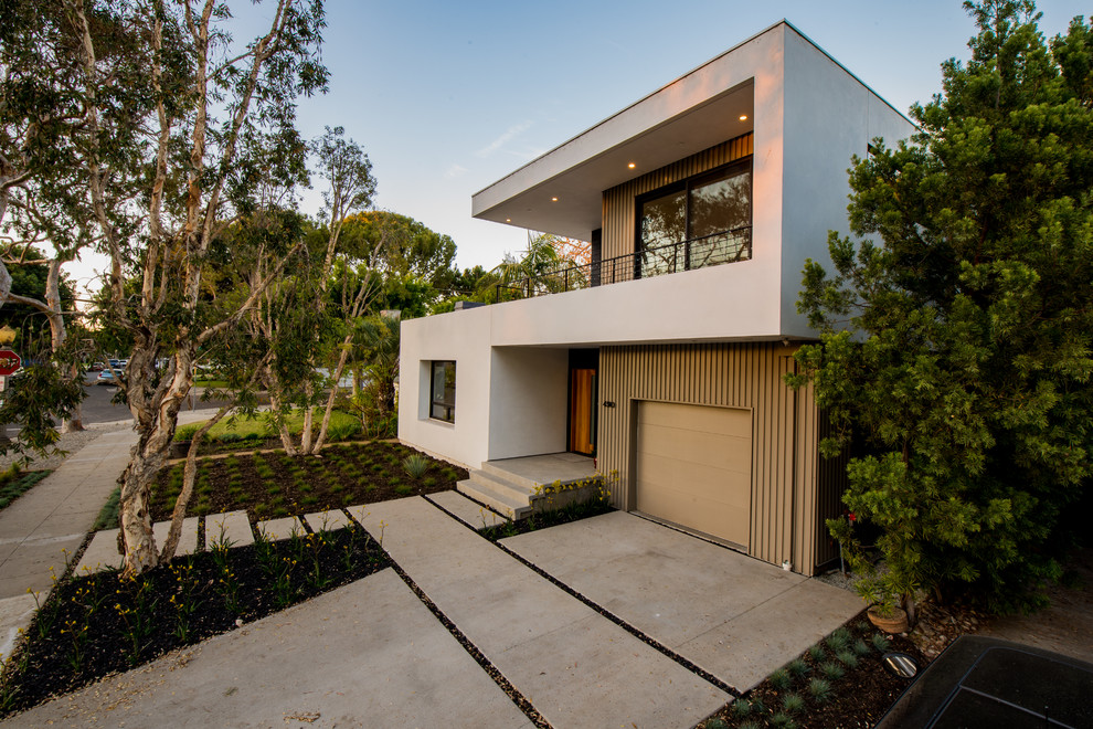 Mittelgroßes, Zweistöckiges Modernes Haus mit weißer Fassadenfarbe in Los Angeles
