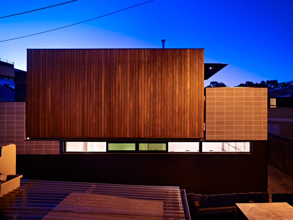 Zweistöckige Moderne Holzfassade Haus mit schwarzer Fassadenfarbe und Satteldach in Melbourne