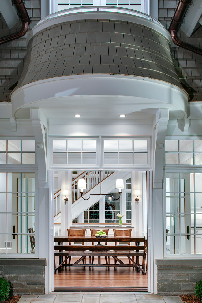 Diseño de fachada gris clásica de dos plantas con revestimientos combinados