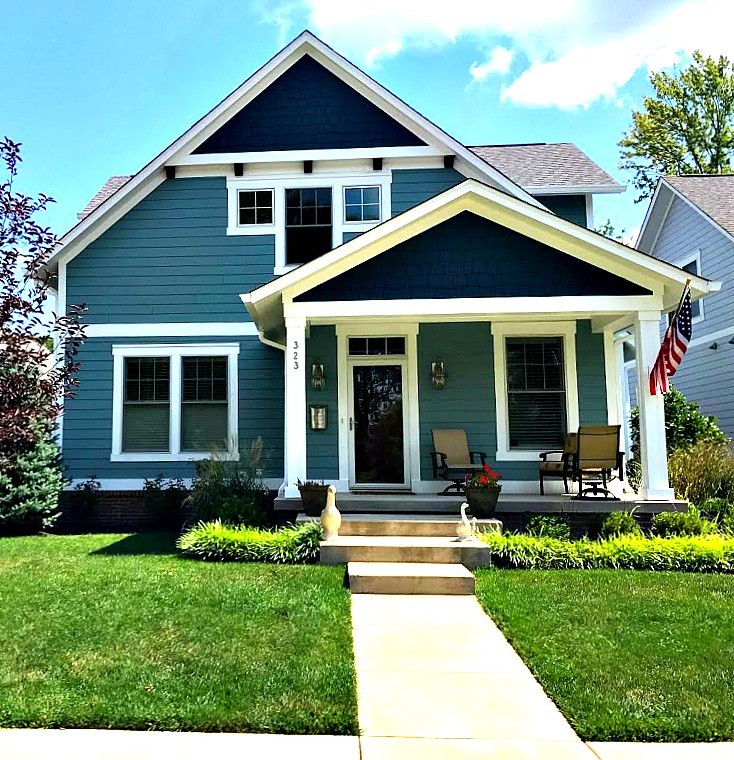 Ispirazione per la facciata di una casa piccola blu american style a due piani con rivestimento in legno, tetto a capanna e copertura a scandole