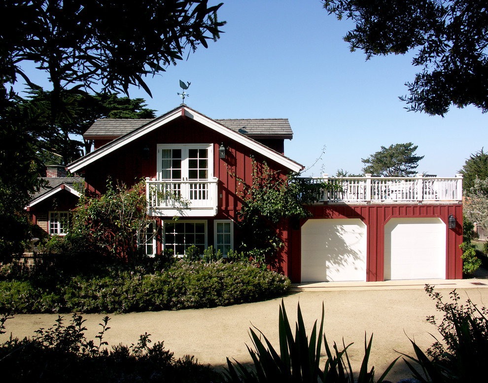 Idee per la facciata di una casa rossa classica a due piani con rivestimento in legno