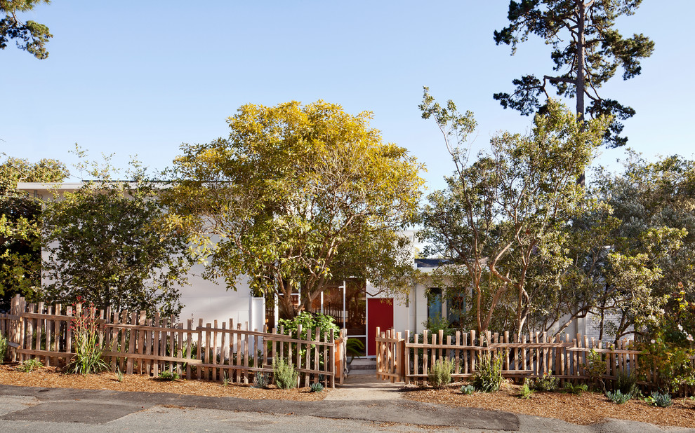 Zweistöckiges Retro Haus mit weißer Fassadenfarbe in San Francisco
