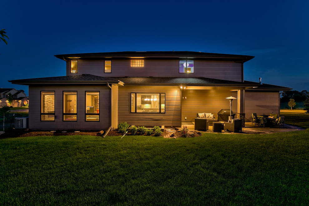 Photo of a contemporary house exterior in Omaha.