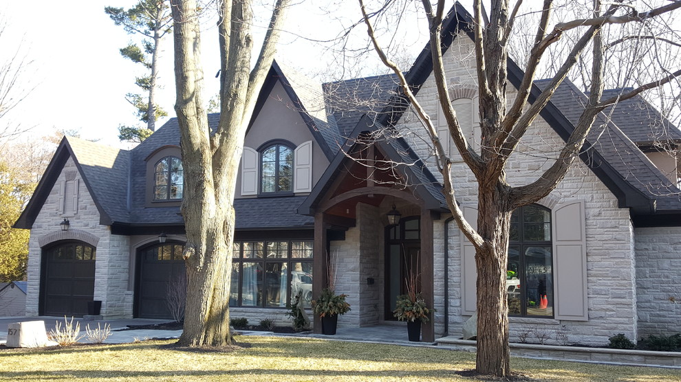 Großes, Zweistöckiges Klassisches Einfamilienhaus mit Mix-Fassade, brauner Fassadenfarbe, Satteldach und Schindeldach in Toronto