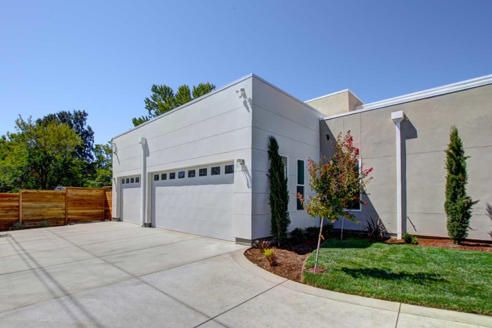 Geräumiges, Einstöckiges Modernes Einfamilienhaus mit Putzfassade, Flachdach und grauer Fassadenfarbe in Sacramento