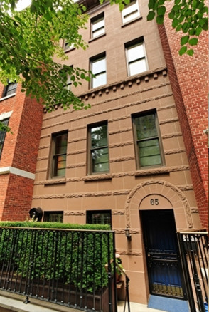 Foto de fachada marrón clásica de tamaño medio de tres plantas