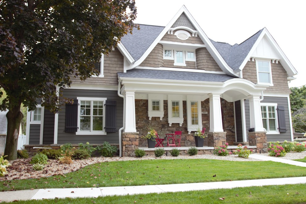 Mittelgroßes, Zweistöckiges Uriges Einfamilienhaus mit Steinfassade, Schindeldach und brauner Fassadenfarbe in Detroit