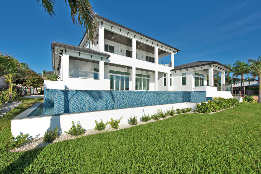 Großes, Zweistöckiges Modernes Einfamilienhaus mit Putzfassade, weißer Fassadenfarbe, Walmdach, Ziegeldach und braunem Dach in Tampa