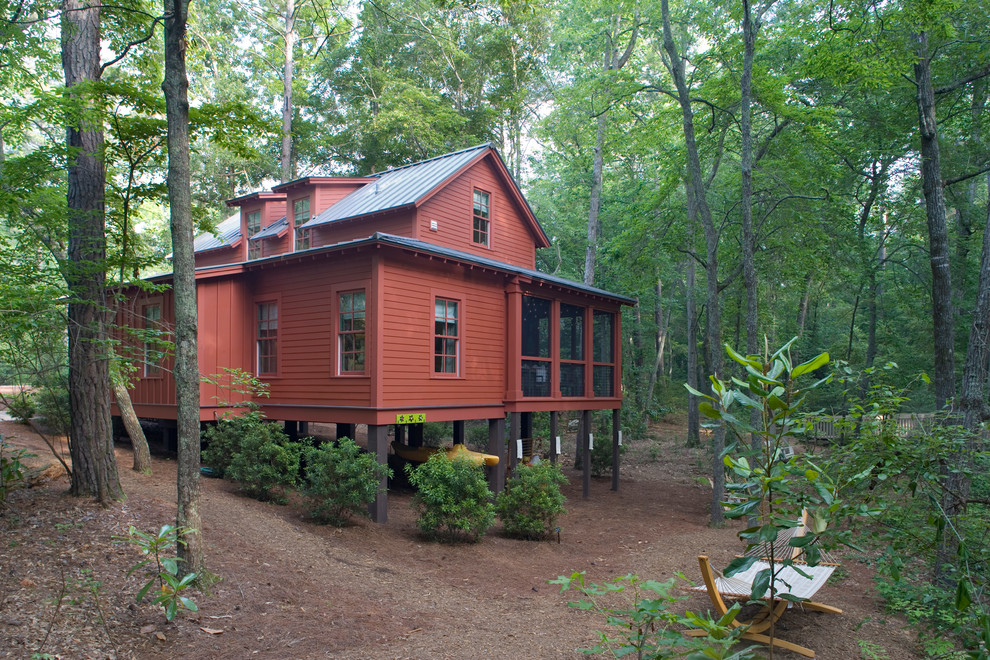 Inspiration för ett rustikt rött hus, med två våningar