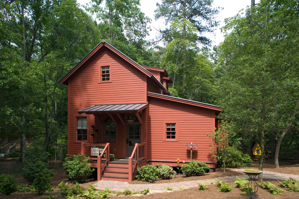Esempio della facciata di una casa rossa rustica a due piani