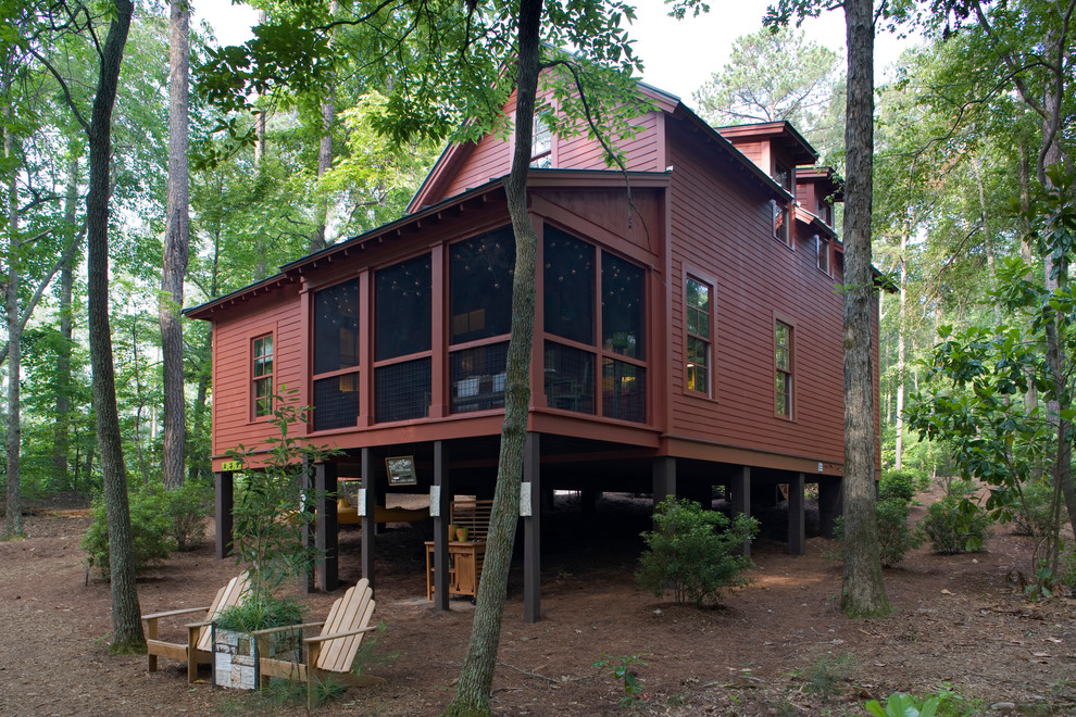Стильный дизайн: двухэтажный, деревянный, красный дом в стиле рустика - последний тренд