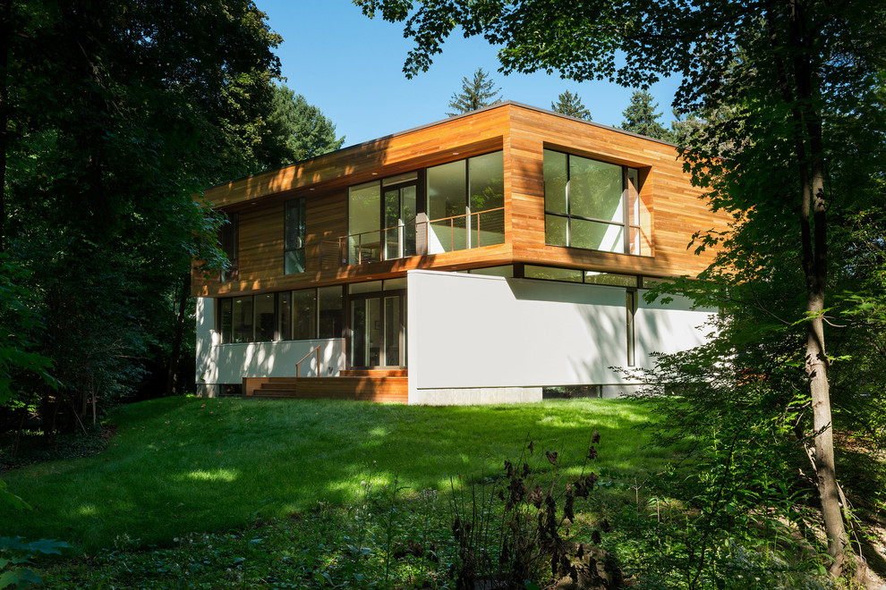 Exemple d'une grande façade de maison blanche moderne en bois à un étage avec un toit plat.
