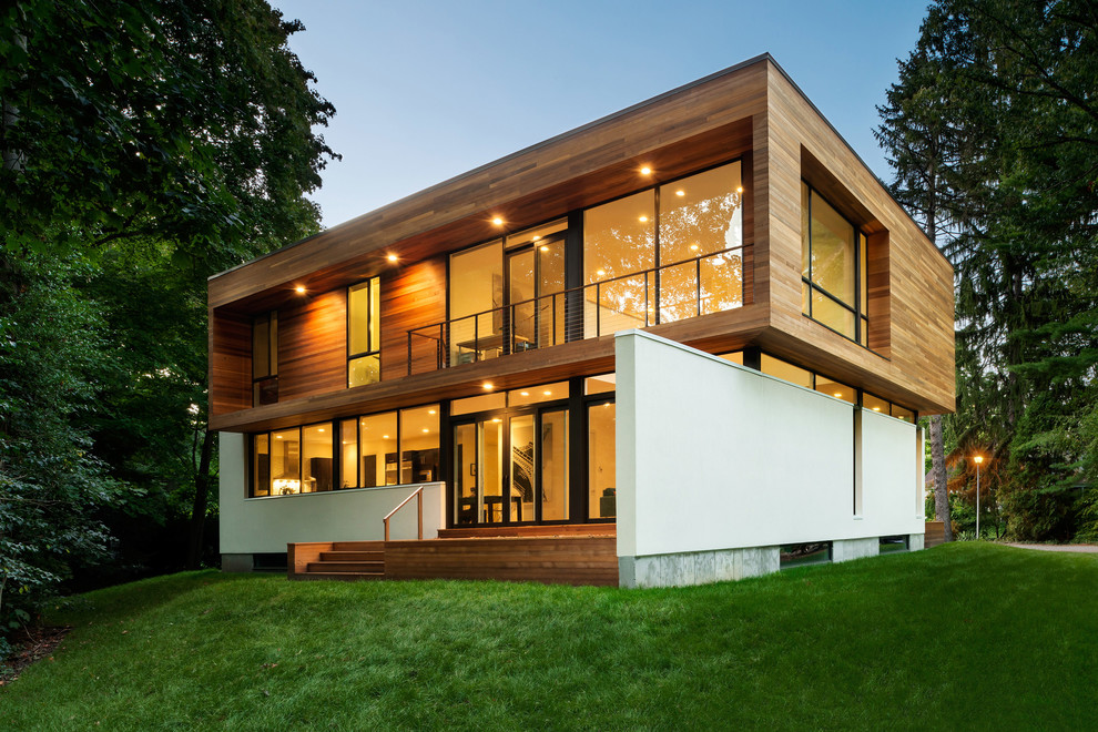 Große, Zweistöckige Moderne Holzfassade Haus mit weißer Fassadenfarbe und Flachdach in Boston