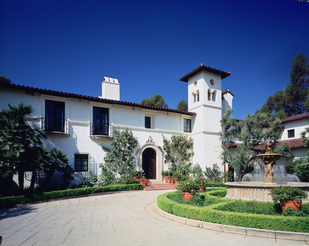 Inspiration for a mediterranean house exterior in Los Angeles.