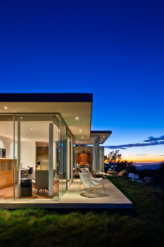 Идея дизайна: дом в стиле модернизм с облицовкой из камня