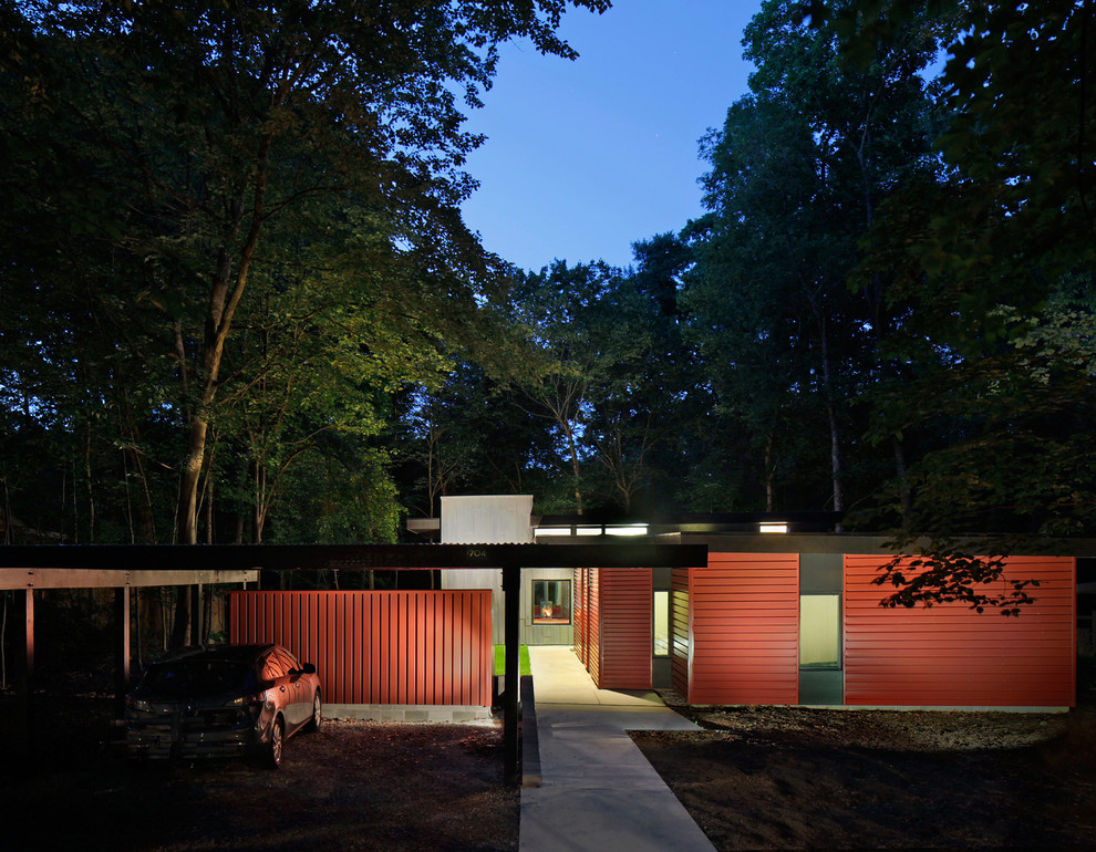 Inspiration pour une façade de maison métallique et rouge minimaliste de plain-pied.