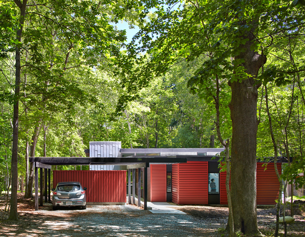 Idéer för att renovera ett funkis rött hus, med allt i ett plan, metallfasad och platt tak