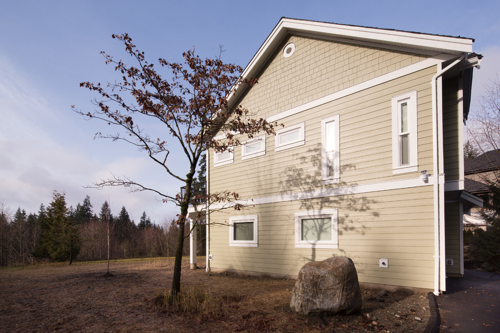 Kleines, Zweistöckiges Modernes Haus mit Faserzement-Fassade und grüner Fassadenfarbe