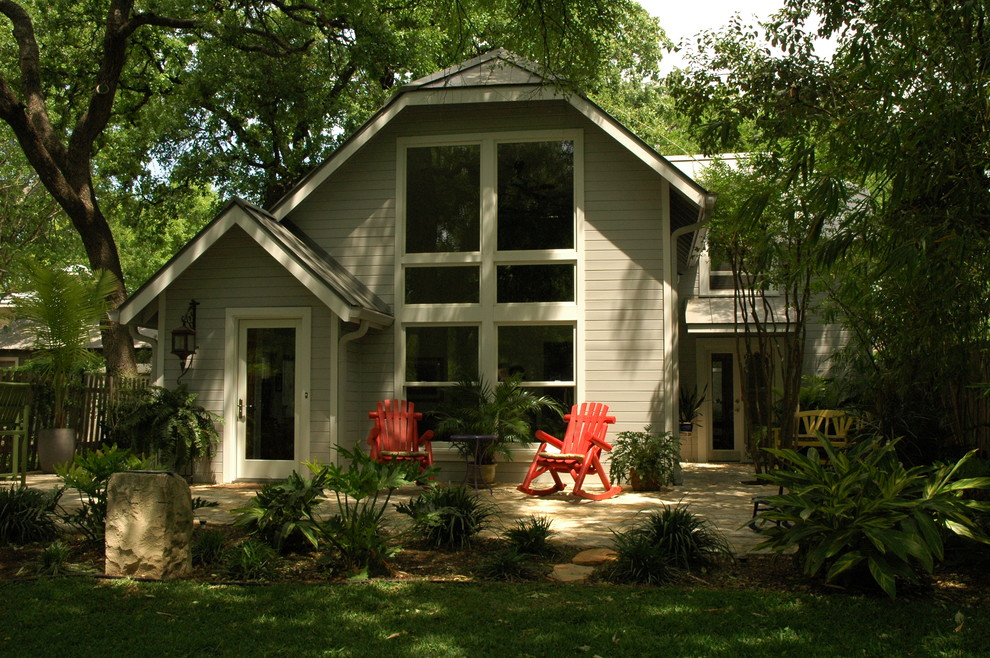 Mittelgroße, Zweistöckige Klassische Holzfassade Haus mit beiger Fassadenfarbe und Halbwalmdach in Austin