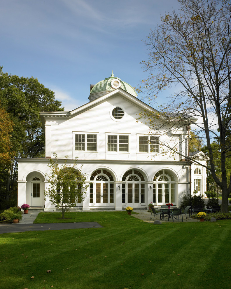 На фото: двухэтажный, белый дом в классическом стиле с