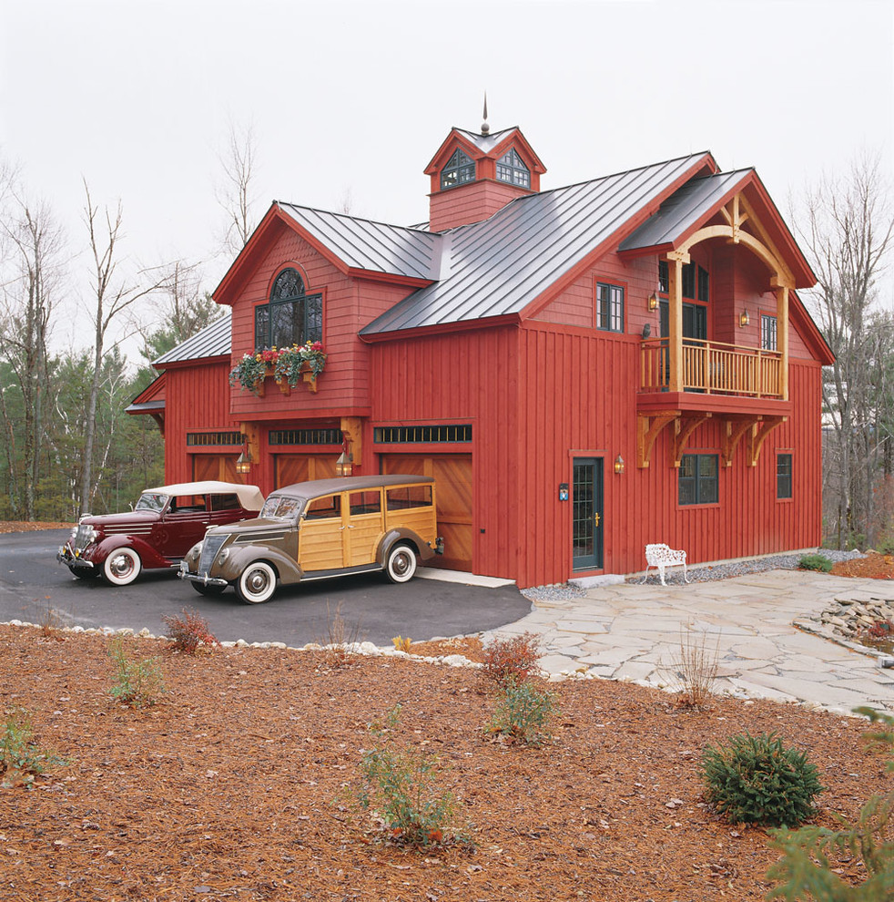 Esempio della facciata di una casa rossa classica a due piani con rivestimento in legno