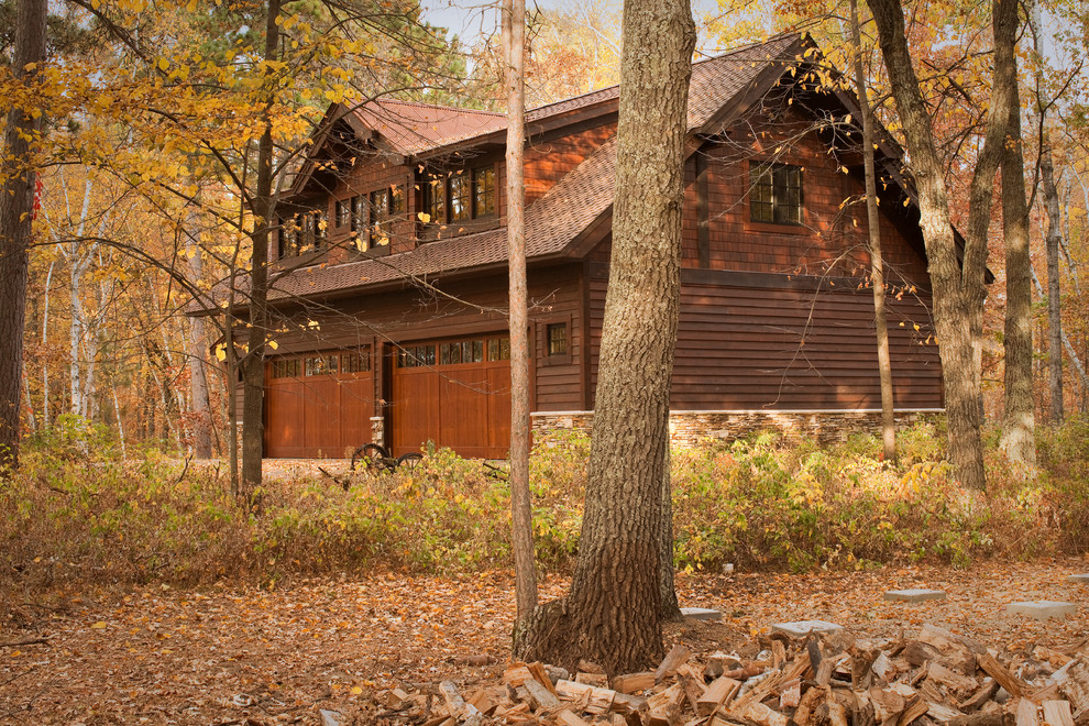 Ispirazione per la facciata di una casa piccola marrone rustica a due piani con rivestimento in legno