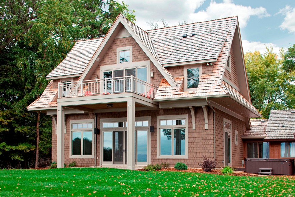 Idee per la facciata di una casa piccola marrone stile marinaro a due piani con rivestimento in legno