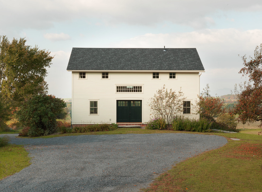 Immagine della facciata di una casa fienile ristrutturato bianca country a due piani con rivestimento in legno